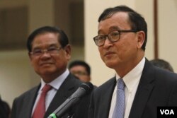 រូបឯកសារ៖ លោក ស ខេង​ និង​ លោក សម រង្ស៊ី បន្ទាប់​ពីជំនួប​ប្រជុំពិភាក្សា​គ្នា​អំពី​ការធ្វើ​វិសោធនកម្ម​បទបញ្ជា​ផ្ទៃ​ក្នុង​រដ្ឋសភា រាជធានី​ភ្នំពេញ កាល​ពី​ថ្ងៃ​ទី​១ ខែតុលា ឆ្នាំ២០១៥។ (ហ៊ាន សុជាតា/VOA)