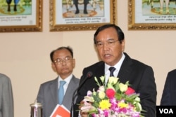 លោក ​ប្រាក់ សុខុន រដ្ឋមន្រ្តី​ថ្មី​នៃ​ក្រសួង​ការបរទេសនិង​សហប្រតិបត្តិការ​អន្តរជាតិ​កម្ពុជា​ថ្លែងទៅកាន់​អ្នក​សារព័ត៌មាន​នៅ​ក្នុង​ជំនួបទ្វេភាគីជាមួយ​រដ្ឋមន្រ្តីក្រសួង​ការបរទេស​នៃ​សាធារណៈ​រដ្ឋ​ប្រជាមានិត​ចិនលោក ​វ៉ាង យី (ួWang Yi) នៅថ្ងៃ​សុក្រ។