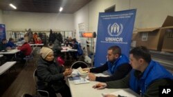 Сотрудники ООН регистрируют беженцев из Донецкой области в Павлограде, Днепропетровская область Украины, 12 декабря 2024 года