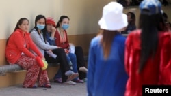 កម្មករ​រោងចក្រ​អង្គុយ​សម្រាក​នៅ​ក្នុងរោងចក្រ​មួយ ក្រោយ​ពី​បរិភោគ​អាហារ​ថ្ងៃ​ត្រង់​នៅ​ទីក្រុង​ភ្នំពេញ ថ្ងៃទី៨ ខែ​តុលា ឆ្នាំ២០១៥។ (REUTERS/Samrang Pring)