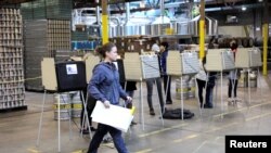 Los votantes depositan sus votos en la elección de medio término en la cervecería Half Acre en Chicago, Illinois, EE. UU., 6 de noviembre de 2018.