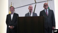 El diplomático noruego Dag Nylander habla entre los delegados jefe de la oposición y el oficialismo, Gerardo Blyde y Jorge Rodríguez, en México, el 27 de septiembre de 2021. El secretario de Estado de Noruega visitó Caracas para verse con Blyde y Rodríguez.