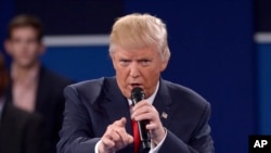 បេក្ខជន​ប្រធានាធិបតី​អាមេរិកពីគណបក្ស​សាធារណរដ្ឋ លោក Donald Trump ថ្លែង​ក្នុង​ពេល​ពិភាក្សា​ដេញ​ដោល​លើក​ទី២ នៅ​សាកល​វិទ្យាល័យ​វ៉ាស៊ីនតោន​ កាល​ពី​ថ្ងៃ​អាទិត្យ។