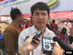 លោក​ អ៊ឹង​ វុទ្ធី​ អ្នក​សម្រប​សម្រួល​មូលដ្ឋាន​នៃ​អង្គការ​សេដាក​ ផ្តល់​បទសម្ភាសន៍​ដល់​អ្នក​សារព័ត៌មាន​ នៅ​ជាប់​នឹង​ផ្សារណាត់​ក្នុង​ខេត្ត​កំពង់ស្ពឺ។ (ហ៊ុល រស្មី/VOA)