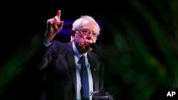 El candidato presidencial demócrata, el senador Bernie Sanders, I-Vt., Habla durante un foro el viernes 21 de junio, en Miami.