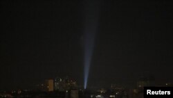 Wanajeshi wa Ukraine wakitumia mwangaza kutambua ndege zisizokuwa na rubani za Russia katika mji wa Kyiv, Ukraine, May 19, 2023