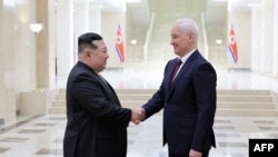 Udhëheqësi i Koresë së Veriut Kim Jong dhe ministri rus i Mbrojtjes Andrei Belousov gjatë takimit në Phenian në 29 nëntor, 2024. Fotografia është shpërndarë nga Agjencia Qendrore Koreane e Lajmeve 