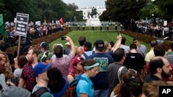 Oq millatchilar Oq uy qarshisida namoyish o'tkazmoqda. 12-avgust, 2018-yil.