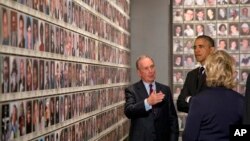 Prezident Barak Obama, sobiq davlat kotibasi Xillari Klinton, Nyu-York sobiq meri Maykl Blumberg yangi muzeyni ochib berdi. Nyu-York, 15-may, 2014-yil.