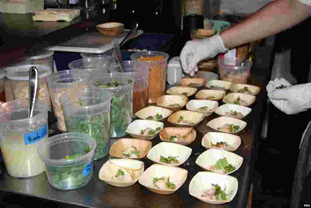Renowned chefs prepare dinner at a Washington, DC fundraiser and silent auction organized by Caring for Cambodia, a non-profit to help support 21 impoverished schools in Cambodia's Siem Reap province, May 4, 2017. (VOA Khmer)