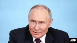 Presiden Rusia Vladimir Putin berbicara dengan sejumlah kepala kantor berita asing di St. Petersburg, Rusia, pada 5 Juni 2024. (Foto: AFP/Pool/Valentina Pevtcova)