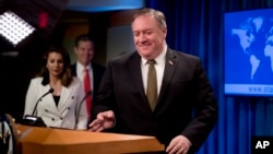 Američki državni sekretar Majk Pompeo, u društvu portparolke Stejt departmenta Morgan Ortagus, i ambasadora Sema Braunbeka, na konferenciji za novinare, 10. juna 2020. u Vašingtonu (Foto: AP)