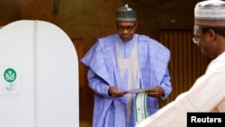 Rais wa Nigeria Muhammadu Buhari akijiandaa kupiga kuraprepares katika kituo cha kupiga kura huko Daura, Jimbo la Katsina, Nigeria, Feb. 23, 2019.