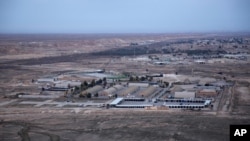 រូបឯកសារ៖ រូបថត​​ពី​លើ​អាកាស​​កាល​ពី​ថ្ងៃទី២៩ ខែធ្នូ ឆ្នាំ២០២០​នេះ ត្រូវ​បាន​ថត​ពី​លើ​ឧទ្ធម្ភាគចក្រ​​​មួយ​គ្រឿង​ ដែល​បង្ហាញ​ពី​មូលដ្ឋាន​ទ័ព​អាកាស Ain al-Asad នៅ​អ៊ីរ៉ាក់។ 