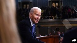 El presidente Joe Biden no mencionó directamente al expresidente Donald Trump durante su discurso, optando por referirse a él como su "predecesor" o "mi presidente anterior".