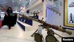 គំរូអាវុធ​មួយប្រភេទ​​របស់​អ៊ីរ៉ង់​ត្រូវ​បាន​គេ​ដាក់​តាំង​បង្ហាញ​នៅក្នុង​ការ​តាំង​ពិព៌រណ៍​អំពី​វិស័យការពារ​និង​សន្តិសុខ​នៅ​ឯ​ពិព័រណ៍អន្តរជាតិ​នៅ​ទីក្រុង​បាកដាដ ប្រទេស​អ៊ីរ៉ង់​ កាលពីថ្ងៃទី​៥ ខែ​កុម្ភៈ ឆ្នាំ២០១៦។