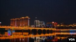 ជនជាតិ​ជ្វីស​​កំពុង​សម្រាក​នៅ​ជិត​អាវុធរបស់​ខ្លួន​នៅ​ក្បែរ Western Wall ក្នុង​ថ្ងៃបុណ្យ Tisha B'Av ជាថ្ងៃអត់​អាហារ​និង​ស្ងប់ស្ងៀម​នៅ​ទីក្រុង​ចាស់ Jerusalem។