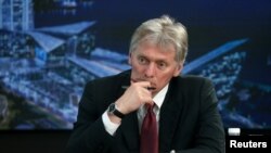 Портпаролот на Кремљ Дмитриј Песков, рече дека коментарите на Столтенберг се чини дека се во спротивност со коминикето објавено на конференцијата викендов во Швајцарија во кое се вели дека каква било закана или употреба на нуклеарно оружје во контекст на Украина е недозволива