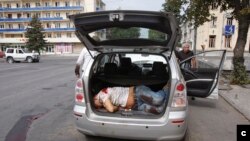 12.08.2008. გორის ცენტრში, "ისკანდერის" ბალისტიკური რაკეტის დარტყმის შედეგად მოკლული, ჰოლანდიელი ოპერატორი სტან სტორიმანსი, როიტერის ფოტო