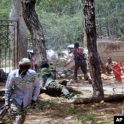 Extremist islamic fighters engage in a shoot out with Somali government forces in Mogadishu on 04 Oct 2010