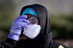 Siswa, Khalit Ibrahim, menggunakan kaca pembesar saat mempelajari kepingan salju (AP: Robert F. Bukaty)