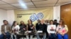 Familiares de trabajadores de la prensa arrestados en Venezuela durante una conferencia de prensa en el Colegio Nacional de Periodistas, en Caracas el 11 de diciembre de 2024. 