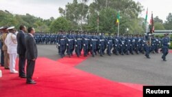 Waziri Mkuu wa Ethiopia Abiy Ahmed (kulia) akiwa pamoja na Rais wa Kenya Uhuru Kenyatta na Jenerali Samson Mwathethe, Mkuu wa Jeshi la Ulinzi mara baada ya kuwasili Ikulu ya Nairobi, Mei 7, 2018.