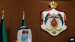 Waziri wa mambo ya nje wa Kuwait Ahmad Nasser al-Sabah akizungumza na waandishi wa habari mjini Amaan Jordan Oct.19, 2020 .