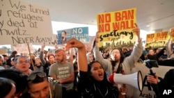 El ministro británico de Asuntos Exteriores, Boris Johnson, también calificó de "divisorio" y "equivocado" el veto impuesto por el presidente de EE.UU.