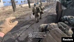 Ukrajinski vojnici izlaze iz vojnog vozila na lokaciji koja se zove Avdiivka, oblast Donjecka