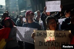 Partidarios del presidente de Bolivia, Luis Arce, y partidarios del expresidente Evo Morales se enfrentan a las afueras del Tribunal Supremo Electoral, en La Paz, Bolivia, el 10 de julio de 2024. REUTERS/Claudia Morales