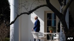 Президент США Джо Байден очікує на лідерів Конгресу у Білому домі для обговорення теми запобігання бюджетній кризі всередині країни та затвердження допомоги союзникам з-за кордону. SAUL LOEB/AFP
