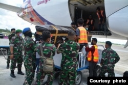 Tiga jenazah prajurit TNI korban penembakan gerombolan bersenjata diterbangkan ke kampung halaman masing-masing dari Mimika, Papua. (Courtesy: Pendam XVII/Cenderawasih, Papua).