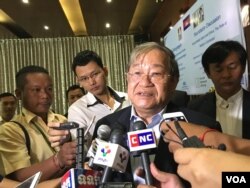 លោក ខៀវ កាញារីទ្ធ រដ្ឋមន្ត្រី​ក្រសួង​ព័ត៌មាន​ផ្តល់​កិច្ចសម្ភាស​ជាមួយ​អ្នកសារព័ត៌មាន​ នៅក្នុង​កិច្ចពិភាក្សា​ស្តីពី«អ្នកប្រើប្រាស់​បណ្តាញ​សង្គម និង​ក្រម​សីលធម៌» រៀបចំ​ដោយ​ក្លិប​អ្នកកាសែត​កម្ពុជា​នៅក្នុង​រាជធានី​ភ្នំពេញ កាលពី​ថ្ងៃទី៣០ ខែវិច្ឆិកា ឆ្នាំ២០១៦។ (ហ៊ាន សុជាតា/ VOA)