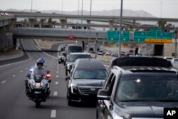Una caravana que lleva el atáud del senador John McCain se desplaza desde el Capitolio estatal en Phoenix, Arizona, hasta la North Phoenix Baptist Church para un servicio recordatorio el jueves, 30 de agosto de 2018.