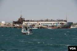 Small boats and old wrecked ships litter the harbor of Berbera, Somaliland, Aug. 16, 2016. (J. Patinkin/VOA)