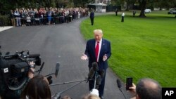 Predsednik Tramp razgovara sa novinarima ispred Bele kuće, 25. oktobra 2019.