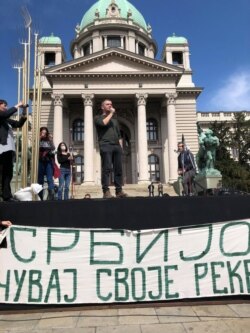 Aktivista udruženja "Odbranimo reke Stare planine" Aleksandar Jovanović Ćuta govori tokom skupa "Ekološki ustanak", ispred Doma Narodne skupštine Srbije, u Beogradu, 10. aprila 2021. (Foto: Jovana Đurović, VoA)