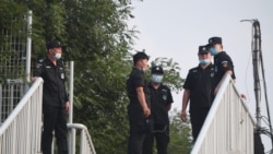 დაცვის თანამშრომლები სინფადის ბაზრის მიმდებარედ