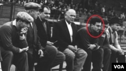 თბილისის "დინამოს" სათადარიგო სკამი: მარხცნიდან გრიგოლ გაგუა, ანდრო ჟორდანია, ნესტორ ჩხარტარაშვილი..ზურაბ სოტკილავა, პრაღა, 1959 წელი