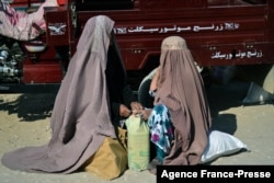 Žene nose hranu koju dijeli Crveni krst u Kandaharu, Afganistan, 15. decembra 2021.