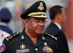 រូបឯកសារ៖ លោក ហ៊ីង ប៊ុនហៀង ​ជា​អគ្គមេបញ្ជាការ​រង​នៃ​កង​យោធពល​ខេមរភូមិន្ទ ចូលរួមកិច្ចប្រជុំកំពូលអាស៊ានលើកទី ៣២ នៅរាជធានីភ្នំពេញ កាលពីថ្ងៃទី ២៧ ខែមេសា ឆ្នាំ ២០១៨។