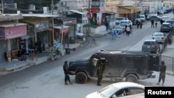 巴勒斯坦安全部隊成員站在傑寧街頭。 (2024年12月5日)