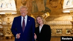 Rais mteule wa Marekani Donald Trump akiwa na Waziri Mkuu wa Italia Giorgia Meloni akiwa na mwenyeji wake huko Mar-a-Lago, Florida. Jan. 4, 2025. (Italian Government/Handout via Reuters) 
