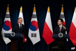 윤석열 대한민국 대통령(오른쪽)과 안제이 두다 폴란드 대통령이 2024년 10월 24일 서울에서 공동 기자회견을 하고 있다.