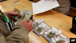 顧客在加州購買大麻