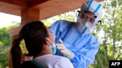 တရုတ်နိုင်ငံ ယူနန်မြို့မှာ ကိုဗစ်ရောဂါရှိ၊ မရှိ စစ်ဆေးနေတဲ့ မြင်ကွင်း။ (စက်တင်ဘာ ၁၅၊ ၂၀၂၀)