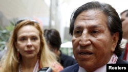 El expresidente de Perú Alejandro Toledo y su esposa la exprimera dama Eliane Karp en una foto de archivo de octubre de 2015. 