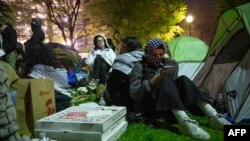 Propalestinski studenti i profesori Univerziteta Drexel, Univerziteta Temple i Univerziteta Pensilvanije demonstriraju u kampusu Univerziteta Pensilvanija u Filadelfiji 25. aprila 2024.