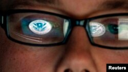 Un analista de seguridad trabaja en un laboratorio en Estados Unidos. El gobierno estadounidense anunciará sanciones para los países relacionados con los ciberataques.